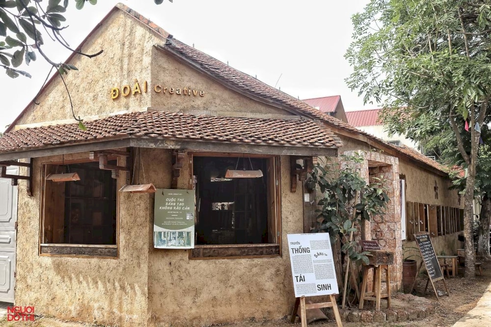 There are many famous coffee shops for tourists in Duong Lam like Doai Creative